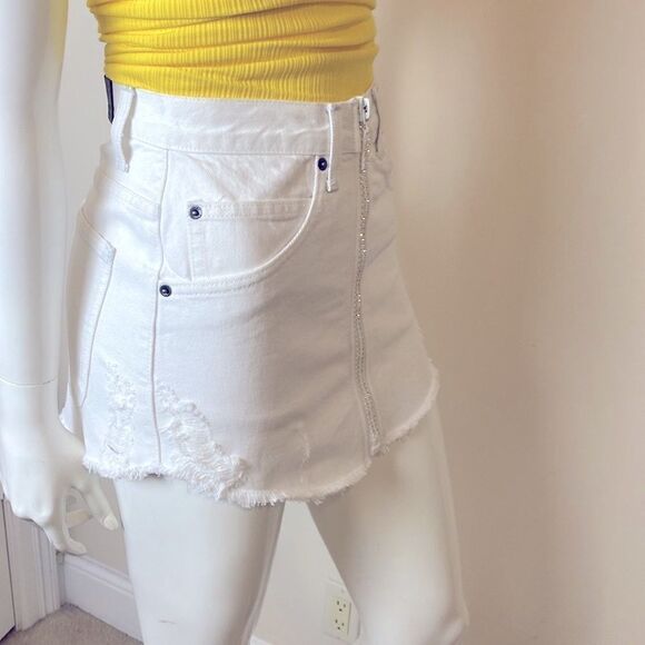 Carmar Denim Cute Sexy Mini Skirt White Rhinestone Zipper NWOT SIZE 25 - Picture 1 of 8